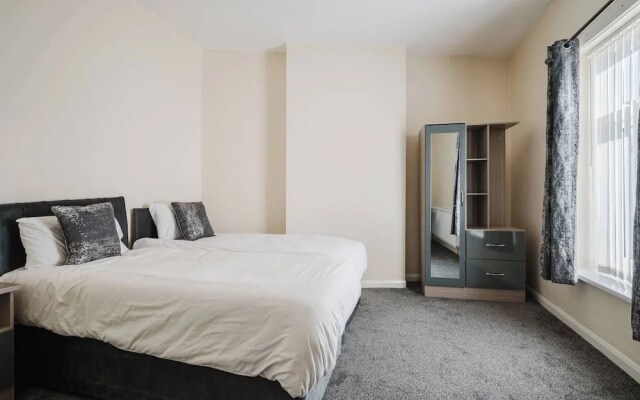 6-bed Manchester Holiday