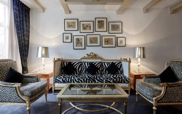Ambassade Hotel