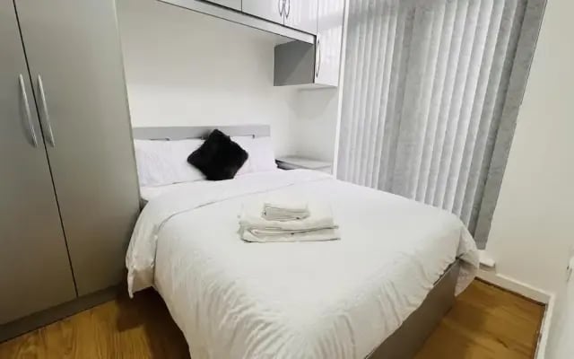 Northolt - House - Sleeps 6 - Parking - Garden