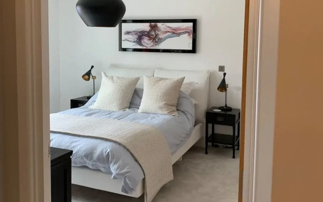 Chic London Apartment - Saint Clements Retreat