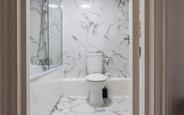 Contemporary 2 Bedroom Apartment in Shepherd's Bush