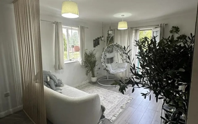 Charming Mi Casa Es Tu Casa 2-bed in Dagenham
