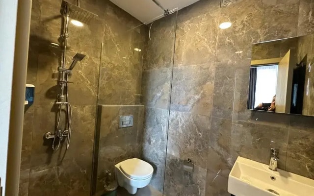 Roj Suite