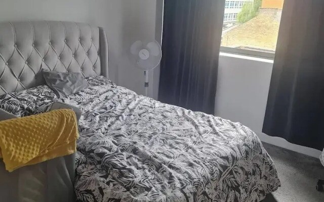 2 Beds Flat Centrally Located 2 Mins From Station