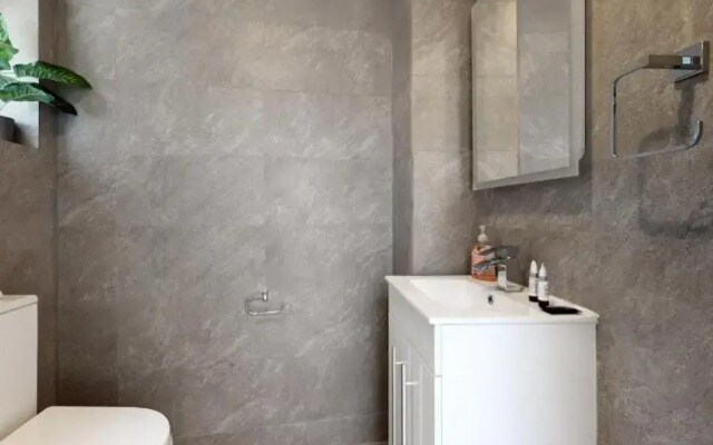 New Spacious 1 bed studio flat in Aldgate