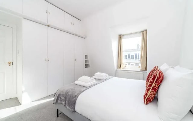 Bright and Spacious Earls Court Gem