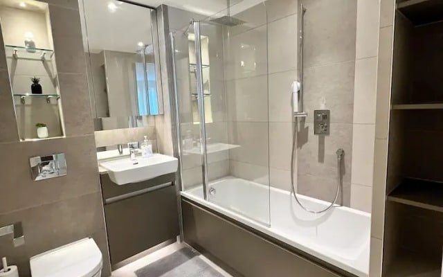 2-bed in Woolwich Riverside With Cinema And Pool