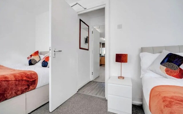 4 Bedrooms - Up To 11 Guests - Free Parking
