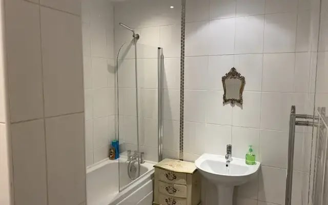 Beautiful Town Centre Apartment With River Terrace
