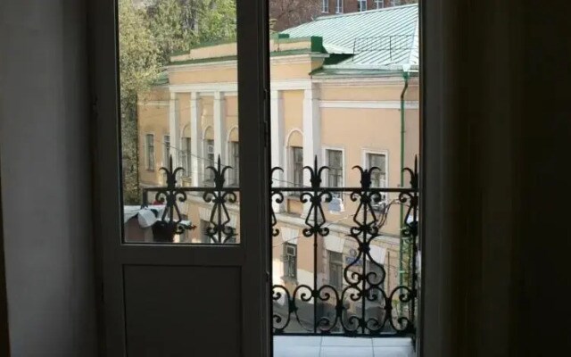 На Лялином