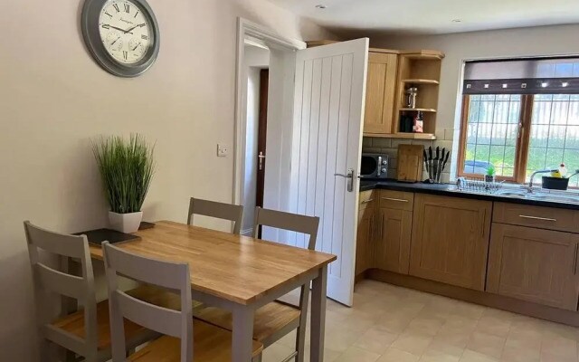 2-bed House - Sleeps 6 - Garden, Parking, Wifi
