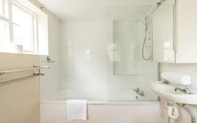 Spectacular 2BD Flat in Shepherds Bush
