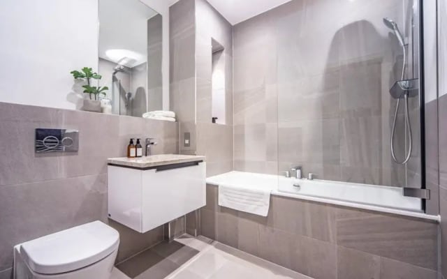 Luxury 1 Bed Apartment by the River