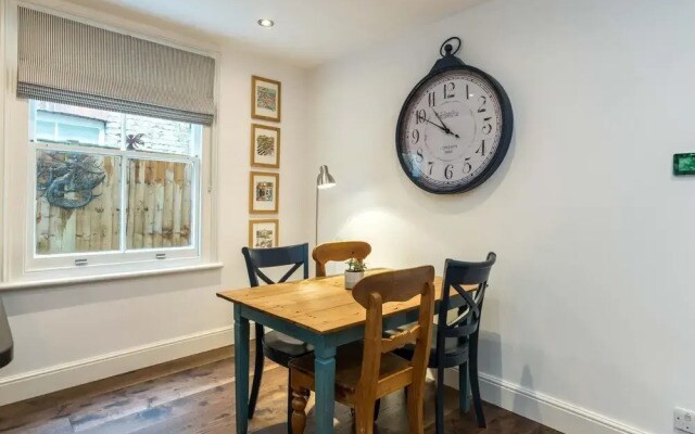 Delightful 1BD Flat in the Heart of Barnes Village