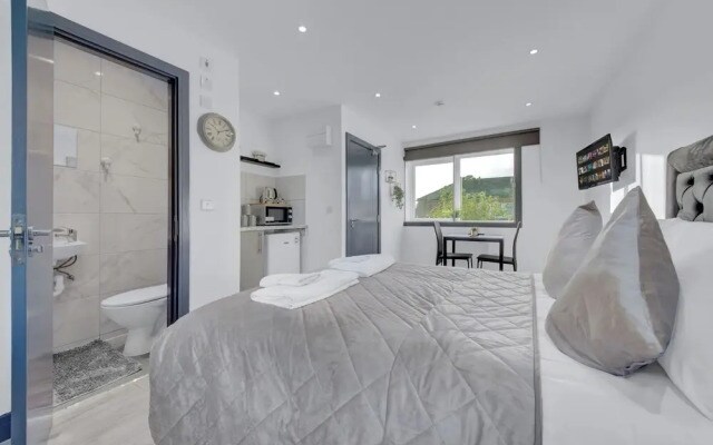 Captivating 1-bed Studio in Feltham