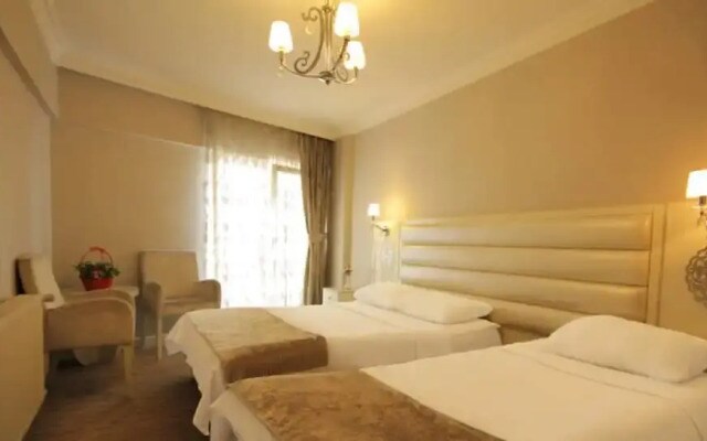 Royce Hotel