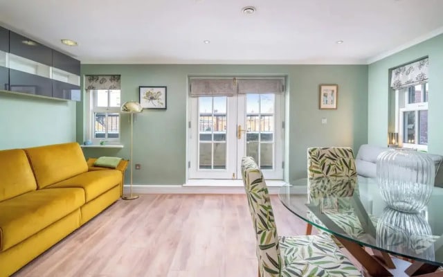 Designer 1 Bed Flat Barons Court Sleeps 4, Balcony