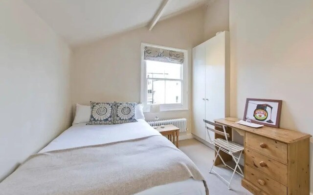 Bright & Spacious 2-bed Apt, 5 Mins From Tube
