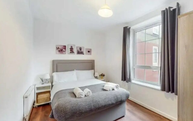 Central & Cosy 2BD Flat Near Canary Wharf