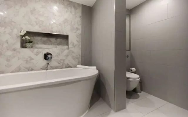 The Westbourne Park Place - Elegant 3bdr Flat