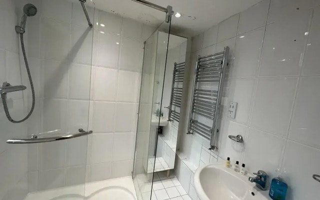 Gorgeous 4 Bedrooms, 5-baths House Central London
