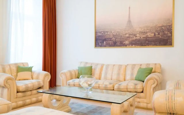 Stylish 2BR Home in Notting Hill