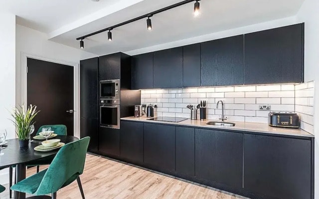 Modern Sky-High Flat In North Acton