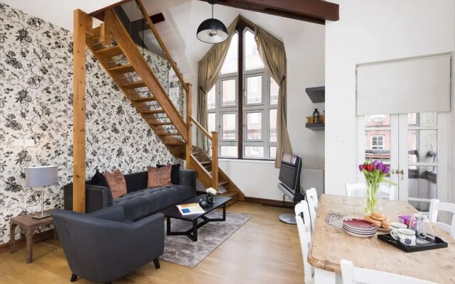 Stylish and Quirky 2BR Maisonette in Fulham