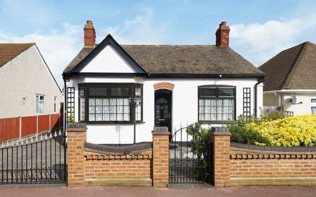 Stylish 3-bedroom Bungalow in London