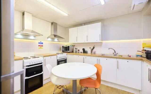 Deluxe Room 10 - Louise House Summer Youth Accommodation