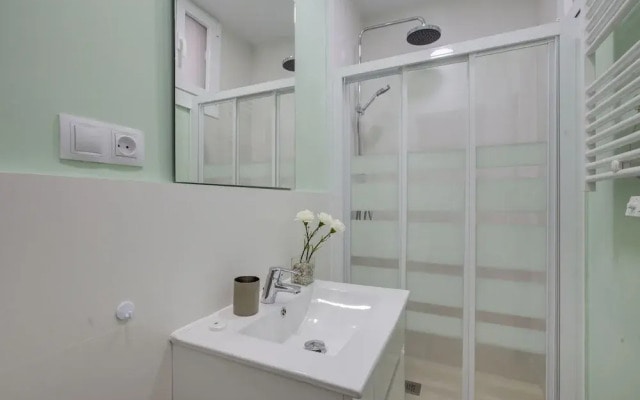 Cozy 2 Bedroom Apartment in Conde Duque