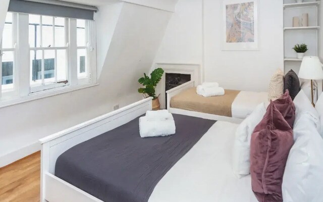 Spacious 3BR 2BA Flat in Central Soho