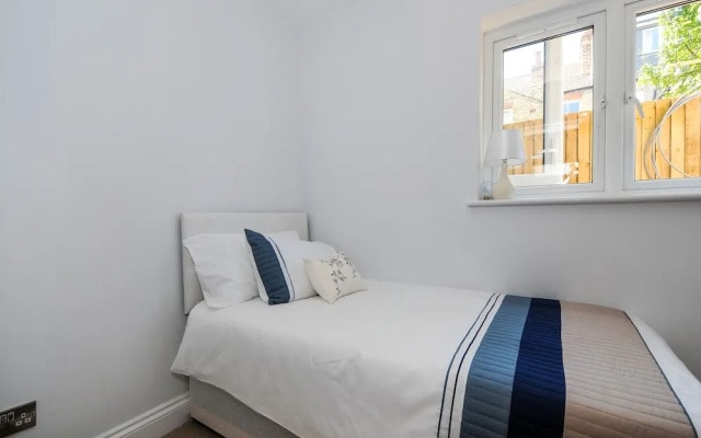 Charming 5 Star 3 Bed London Flat, Garden, Parking