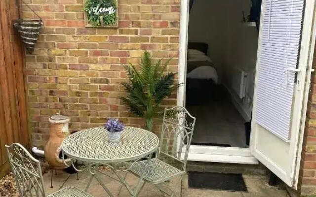 Beautiful 1-bed Studio in Uxbridge, London