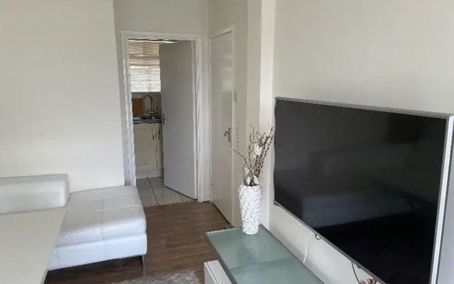 Charming 1-bed Apartment, Vibrant London Location