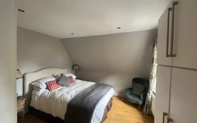 Modern Top Floor 2BD Flat - Kensington