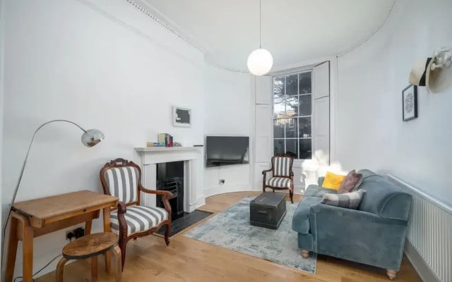 JOIVY Elegant 4 Br House W/Deskspace, Moments From Angel