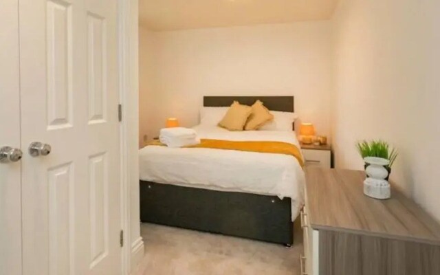 LARGE 2 Bedroom Apt With Parking