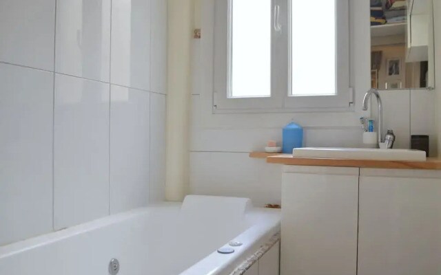 Bright Montmartre 1 Bedroom Flat