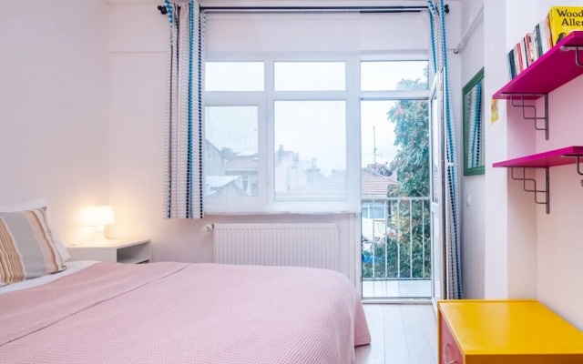 Flat with Balcony near Bull Statue in Kadikoy