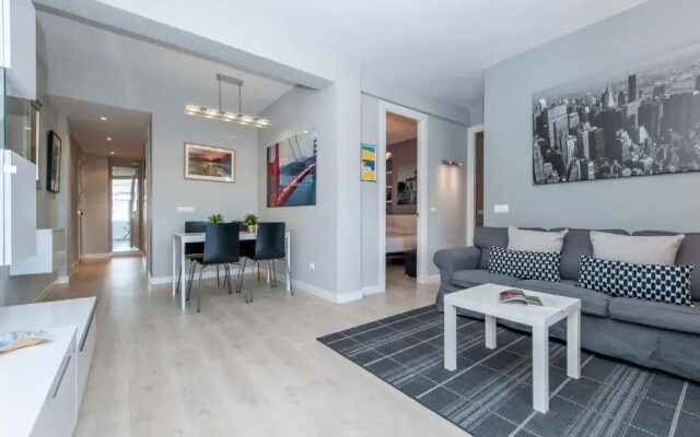 Apartamento Plaza de Castilla II - Urbano Con Estilo y Funcional