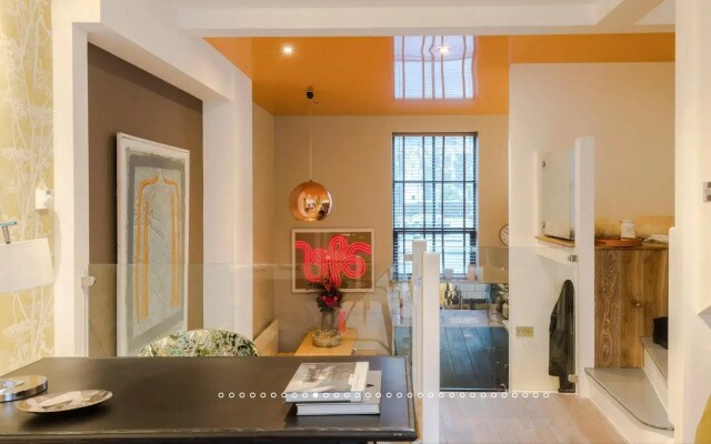 Neon Melody - Playful 2 bedroom by London Bridge