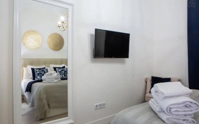 Sophisticated 3bed W/balcony 2min to Tube