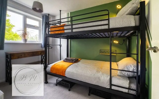Popular Contractor 2-bed House in Lincoln