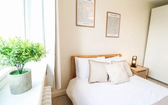 Right by Oval Station - 2 bed Flat Free Wifi