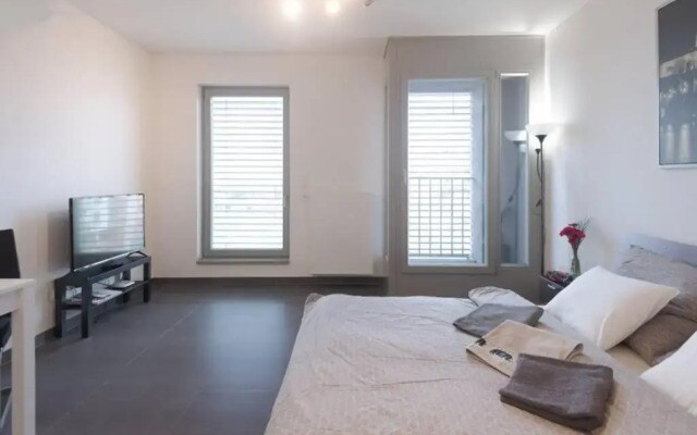 Bright studio, 10min to the Centre, free Netflix