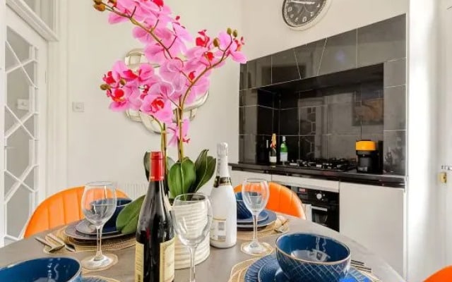 Outlandish Charm | Newly Renovated 4 Bed Luxury  Aprt - Marylebone