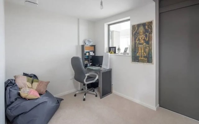 Modern 2bed apt Sleeps 6 W/balcony in Canning Town
