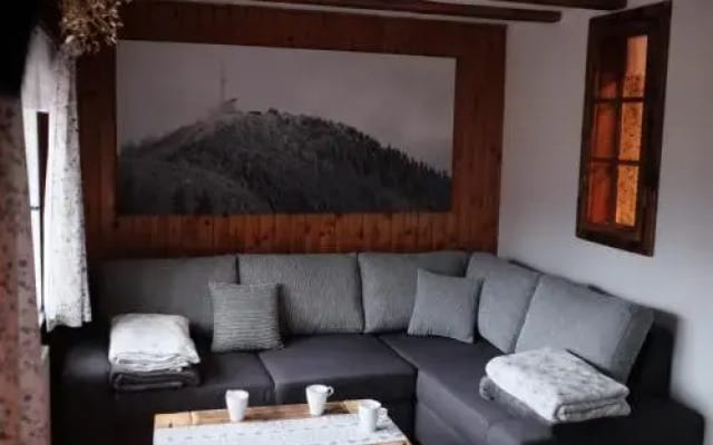 Chaloupka na stráni