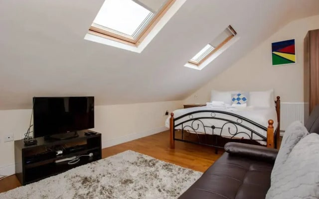 Top Floor Studio Next to Clapham Junction Station